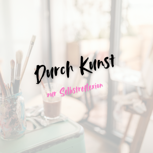 Titel "Durch Kunst zur Selbstrelexion" auf einem unscharfen, künstlerischen Hintergrund.
